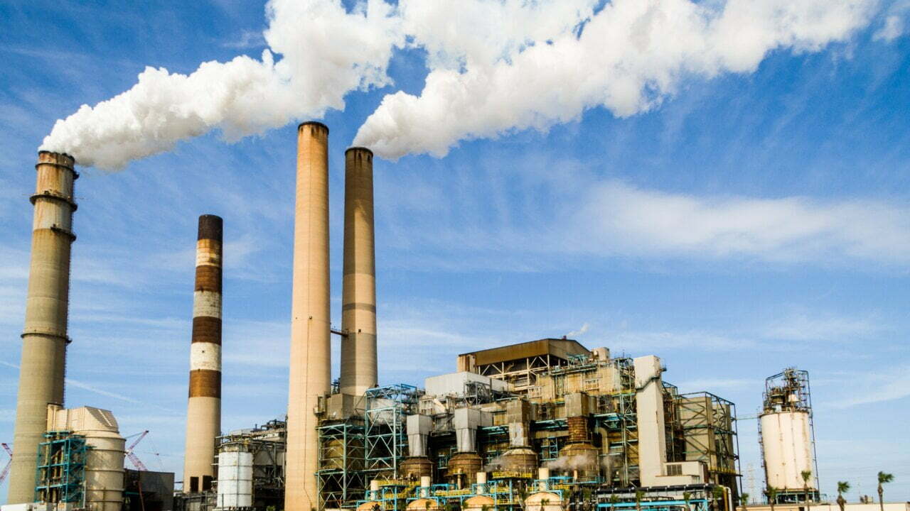 Vision IA industrie site industriel fumant et ciel bleue