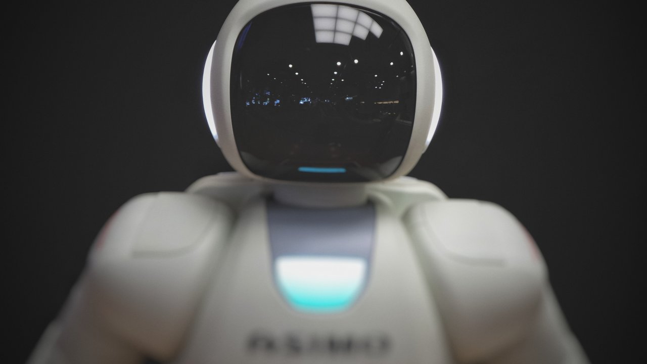 Vision IA photo robot blanc face sur fond noir