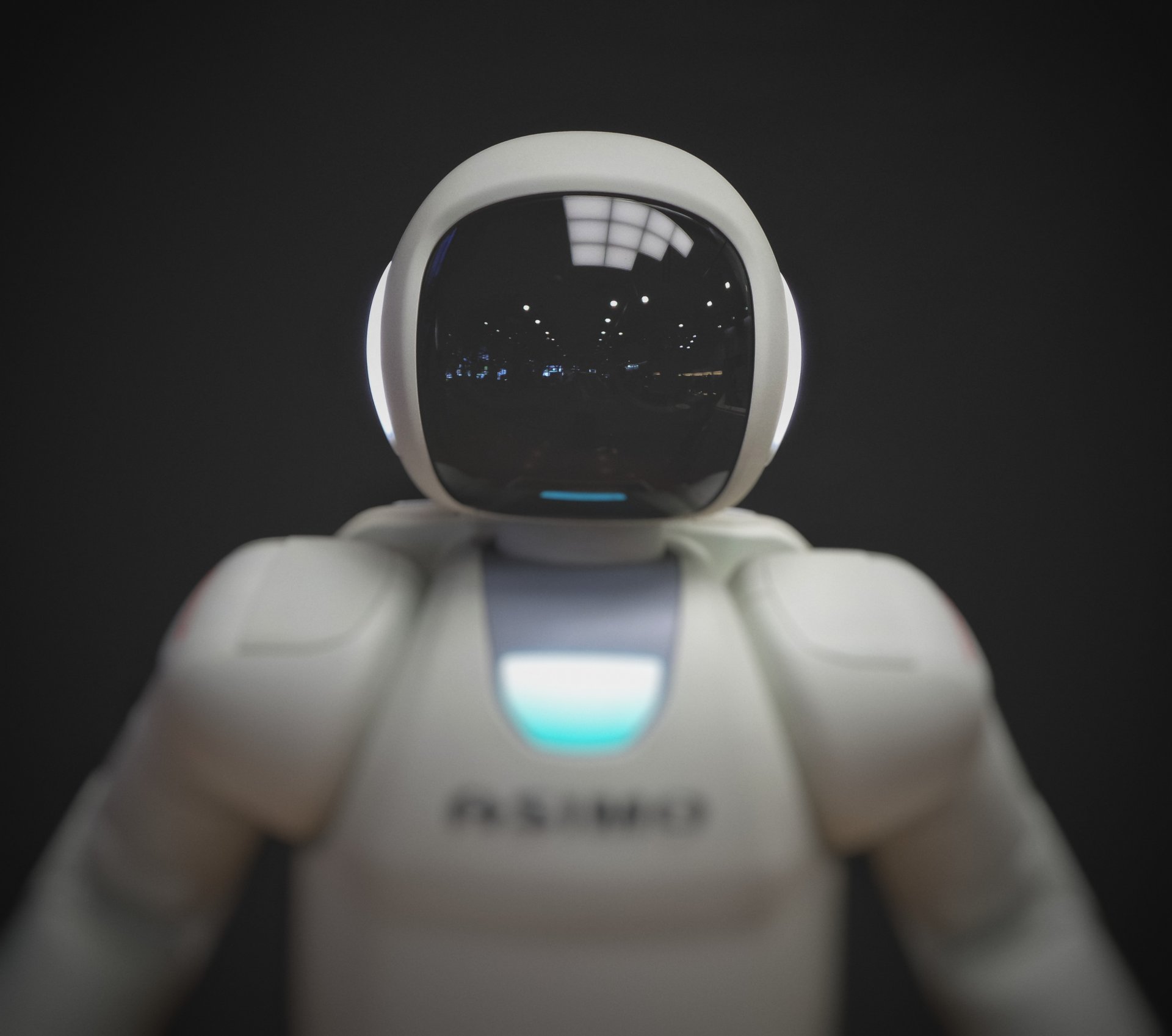 Vision IA photo robot blanc face sur fond noir