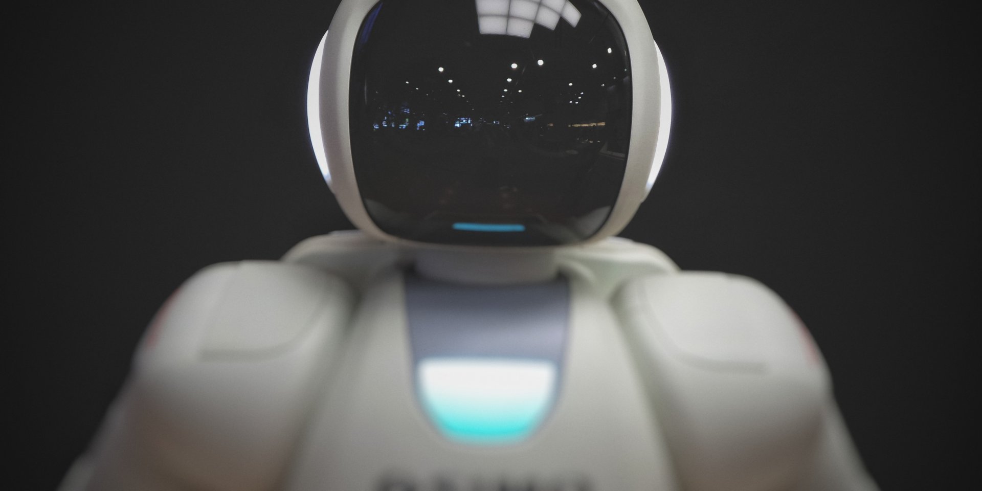 Vision IA photo robot blanc face sur fond noir